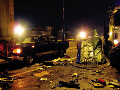 司机违规换胎 17车连环追尾2人重伤(图)