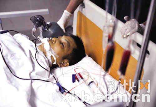 保安闹市中勇追抢匪 被轿车撞倒遭碾压殉职(图)