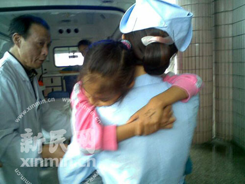 上海大客车与宝马车相撞致1死34伤(组图)