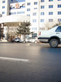 女子遭轿车拖行1700米死亡(组图)