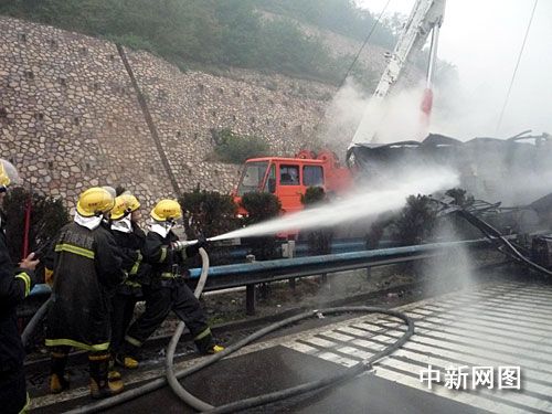 河南三门峡醋酸乙烯罐车连环碰撞 两人死亡