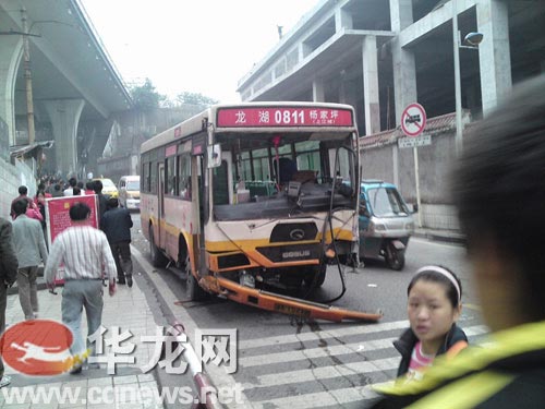 车祸现场  两江论坛网友供图  华龙网发