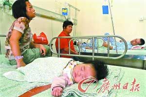 一家4口驾车出事 3月大女婴被抛车外安然无恙