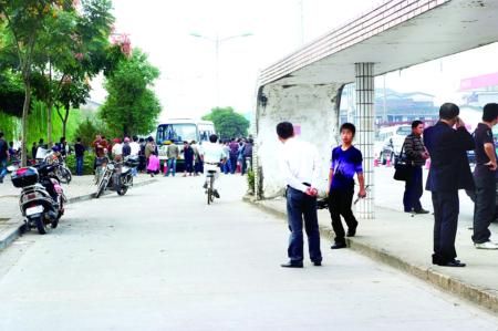 公交车要进站前，一名男孩正过斑马线，公交转向右侧人行道，连撞三人