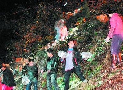货车刹车失灵翻车致8吨炸药散落(图)
