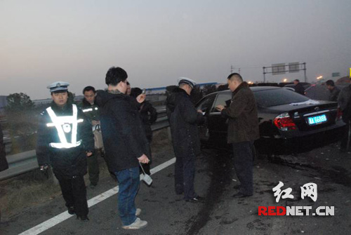 大意司机走错路高速逆行导致车祸所幸无人伤亡(图)