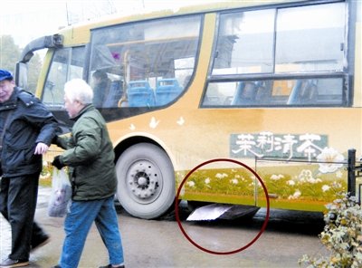 奇迹 车轮下爬出惊魂少女