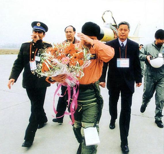 歼10首飞成功，所有在场人员热泪盈眶。