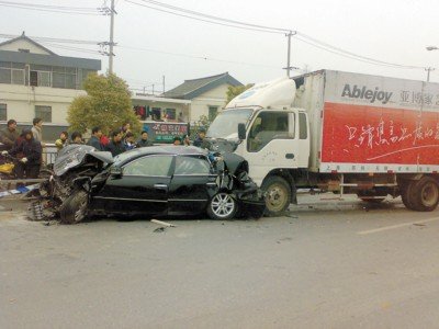 四车连环撞击 失控轿车被"头尾夹击"