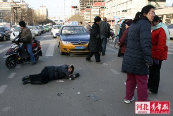 妇女被撞晕倒地 路人旁观无人施救(图)