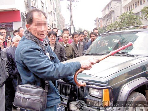 老人称被惊吓拦车5小时要车主跪地道歉(组图)