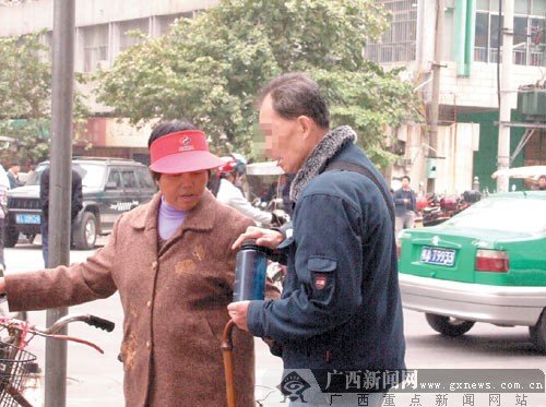 老人称被惊吓拦车5小时要车主跪地道歉(组图)