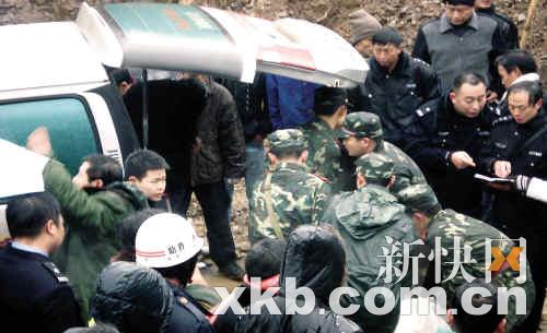 ■事故发生后，大批救援人员在现场展开搜救。　新华社发