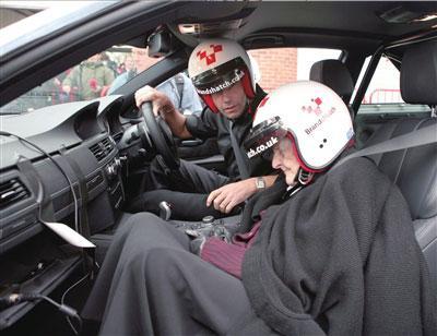 英国107岁老太乘飞车庆生 最高时速达173.8公里 