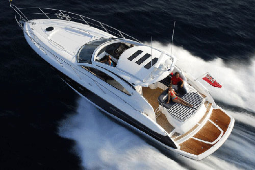 与沉没船只同款的游艇