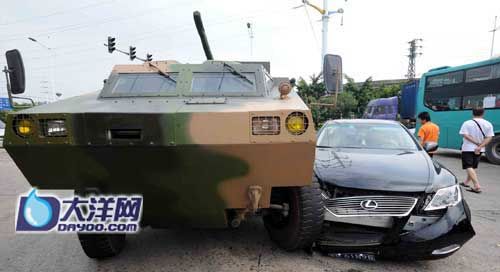 装甲车在107国道路口与价值百万轿车相撞(图)
