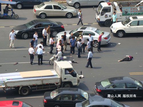 杭州一家三口骑电瓶车被宝马车撞飞(图)