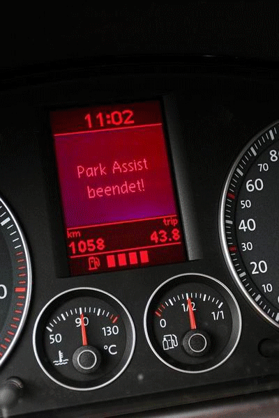 图为进口大众途安的自动泊车技术