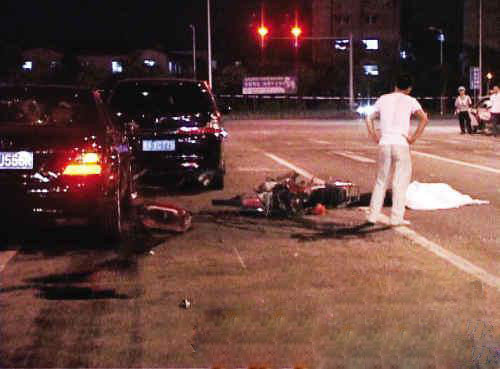 两名男子骑摩托被奔驰车撞飞后身亡(图)