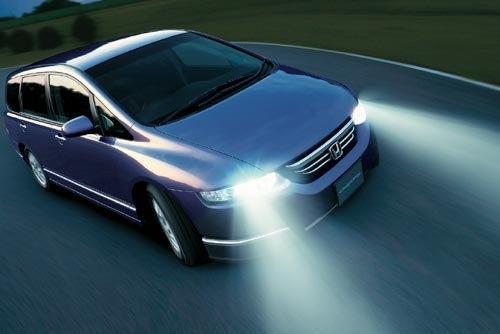 使用汽车灯方式 考验开车人的文明素质