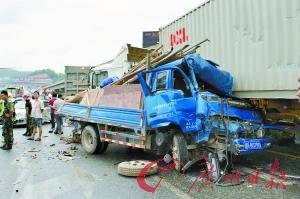 疯狂泥头车连撞11车 一对夫妻卡在车中受伤