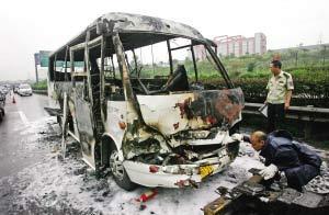中巴车遇火门被锁死 过路车救出被困乘客