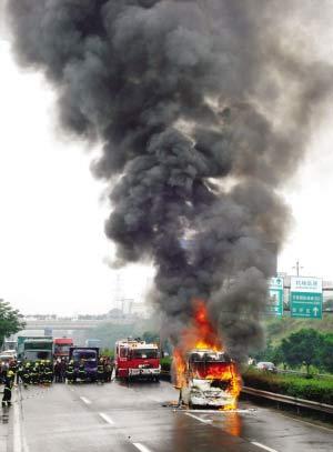 中巴车遇火门被锁死 过路车救出被困乘客