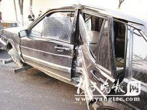 桑塔纳开成S形 越过绿化带撞倒老太