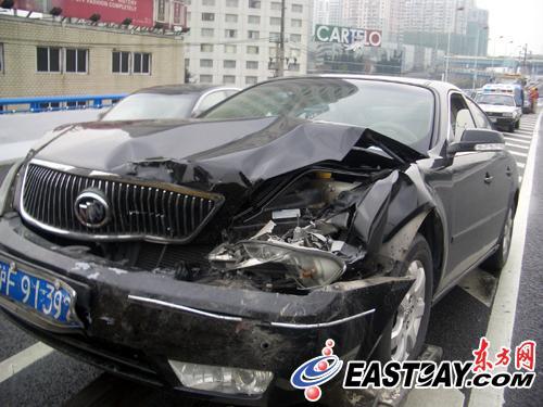 上海高架五车连环相撞 11人受伤无生命危险