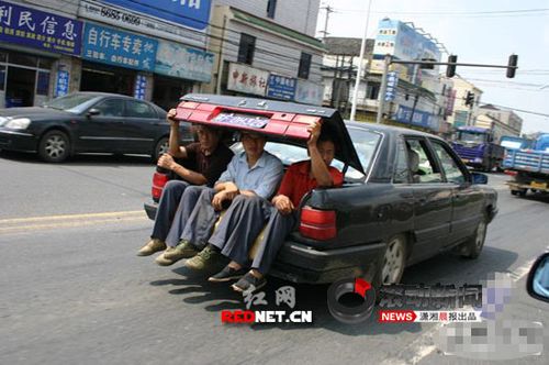 网帖曝"最牛座驾" 轿车后备箱载3人飞奔(图)