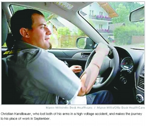 克里斯蒂安学会了用“仿生臂”开车