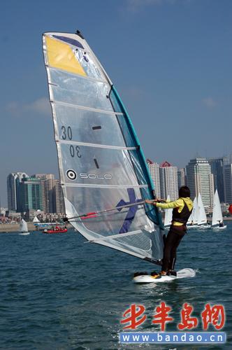 青少年帆船帆板比赛精彩激烈帆板项目首亮相