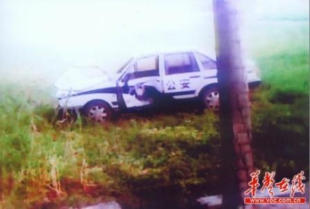 鲁p0806号警车车头、车门及挡风玻璃在车祸中被撞损。