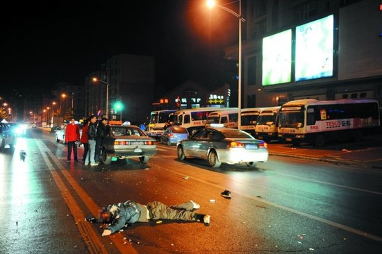 男子斑马线被撞飞身亡 肇事车加速逃离(图)