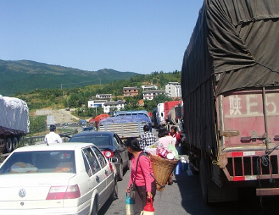 棋盘关堵车，周围村民趁机做起了生意