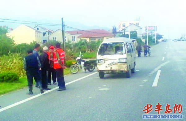 司机撞伤环卫工企图逃逸 路人追千米将其拦下