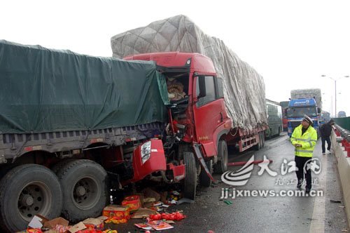 高速重大事故：12起事故50余辆车追尾 汽车之家