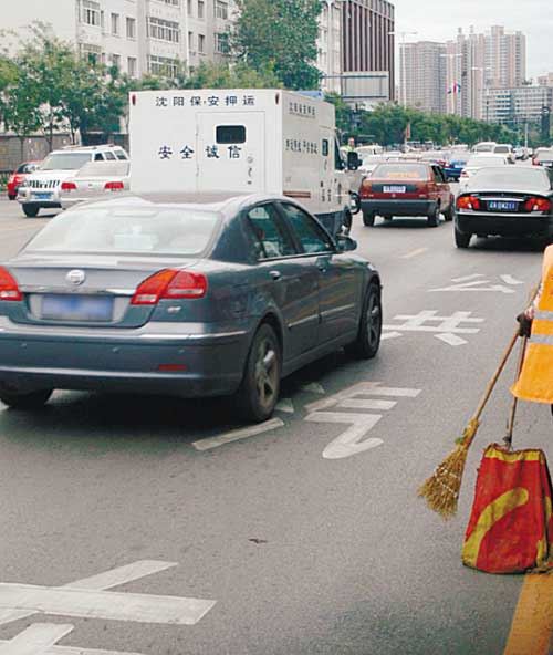 开车别怕被加塞 驾驶者守规矩很重要