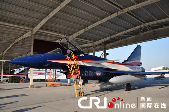 歼10表演机新涂装以深蓝色为主色调。摄影：刘轶瑶