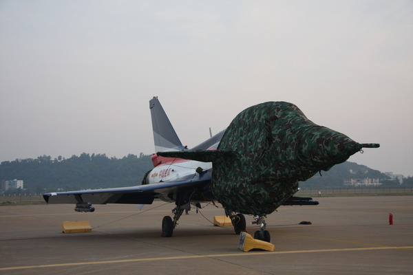 八一飞行表演队“穿衣服的歼十”。刘峰 摄影