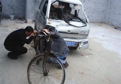 图为:肇事车辆和被撞自行车(车辆右侧变形部分为撞击部位)