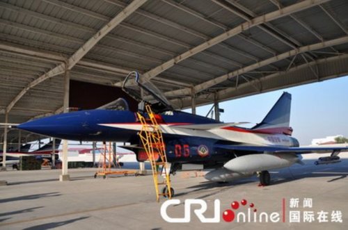 歼10表演机新涂装以深蓝色为主色调。摄影：刘轶瑶