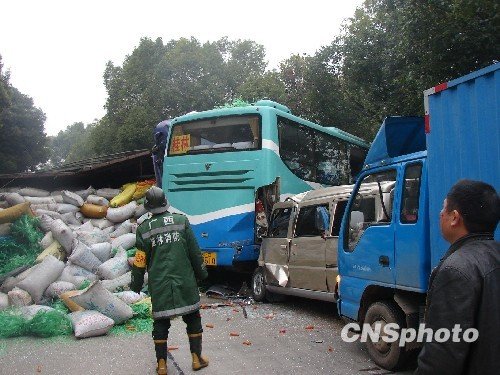 图：桂林发生四车连撞 死伤三十多人