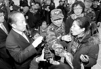 28日，失踪船员家属围堵韩国国防部长官金泰荣，抱怨官方的救援行动。 图/人民图片