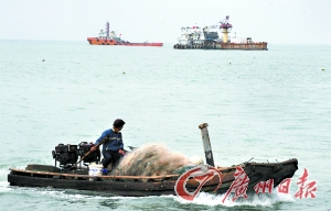 海事部门提醒过往船舶注意瞭望安全通行。记者龙成通 摄