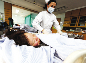 伤者在医院进行抢救。 吴胜 摄