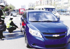 就是这辆刚提的新车,还没来得及上牌照,就出了这么大的事。 吴胜 摄