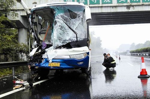 武汉罐车6吨盐酸泄漏11人伤 20村庄水被禁用