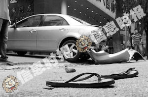 豪华车追尾后撞伤外籍女子 逃跑时与公交车相撞