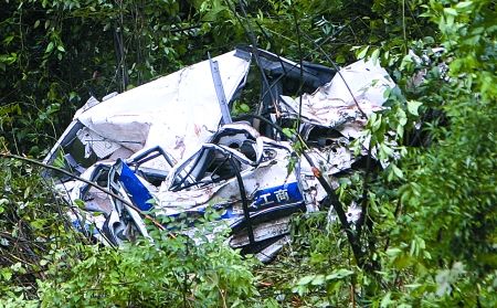 319国道巨石滑坡砸中执法车 3名工商人员遇难